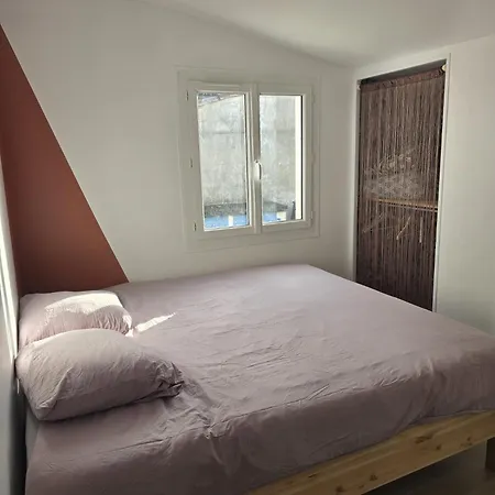 Maisonnette Près De La *